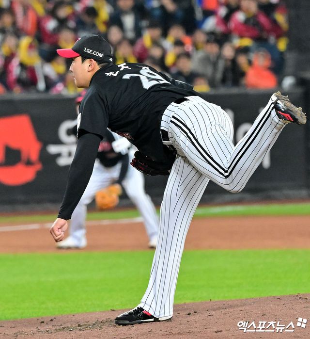 29일 오후 대전 한화생명 볼파크에서 열린 '2025 신한 SOL Bank KBO 한국시리즈' LG 트윈스와 한화 이글스의 3차전 경기, 1회말 LG 선발투수 손주영이 공을 힘차게 던지고 있다. 대전, 김한준 기자