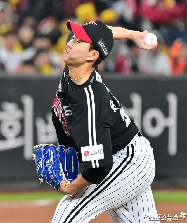 29일 오후 대전 한화생명 볼파크에서 열린 '2025 신한 SOL Bank KBO 한국시리즈' LG 트윈스와 한화 이글스의 3차전 경기, 8회말 1사 1,3루 LG 유영찬이 공을 힘차게 던지고 있다. 대전, 김한준 기자