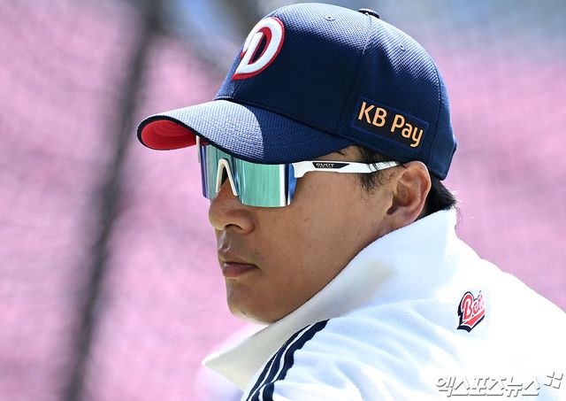 20일 오후 서울 송파구 잠실야구장에서 열리는 '2025 신한 SOL Bank KBO리그' KIA 타이거즈와 두산 베어스의 경기, 두산 이승엽 감독이 선수들의 훈련을 지켜보고 있다. 엑스포츠뉴스 DB
