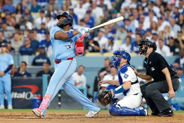 29일(한국시간) 미국 캘리포니아주 로스앤젤레스의 다저스타디움에서 열린 2025 미국 메이저리그(MLB) 포스트시즌 토론토 블루제이스와 LA 다저스의 월드시리즈(WS) 4차전, 3회초 1사 1루 토론토 블라디미르 게레로 주니어가 투런 홈런을 치고 있다. AFP 연합뉴스