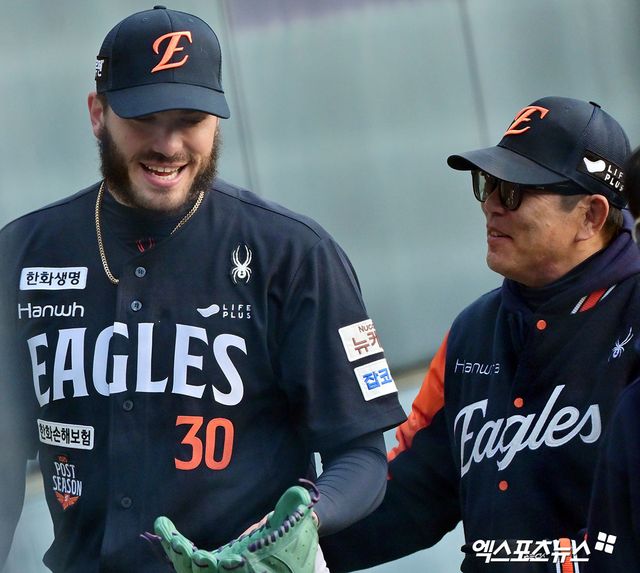 27일 오후 서울 송파구 잠실야구장에서 열리는 '2025 신한 SOL Bank KBO 한국시리즈' 한화 이글스와 LG 트윈스의 2차전 경기, 한화 폰세가 불펜피칭을 마친 후 양상문 투수코치와 대화를 나누고 있다. 엑스포츠뉴스 DB