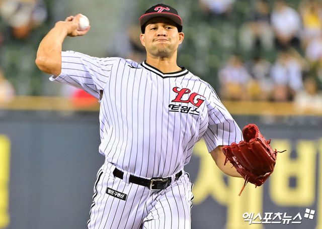 1일 오후 서울 송파구 잠실야구장에서 열린 '2025 신한 SOL Bank KBO리그' NC 다이노스와 LG 트윈스의 경기, 1회초 LG 선발투수 치리노스가 공을 힘차게 던지고 있다. 엑스포츠뉴스 DB
