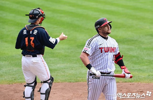26일 오후 서울 송파구 잠실야구장에서 열린 '2025 신한 SOL Bank KBO 한국시리즈' 한화 이글스와 LG 트윈스의 1차전 경기, 1회말 무사 1,2루 LG 오스틴이 루킹 스트라이크 삼진 아웃으로 물러나며 아쉬워하고 있다. 엑스포츠뉴스 DB
