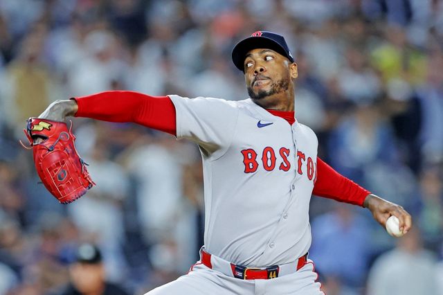 보스턴 레드삭스에서 활약 중인 베테랑 마무리 투수 아롤디스 채프먼이 최근 쿠바 야구 선수들에 관한 내용을 다루는 팟캐스트 프로그램 '스윙 컴플레토'에 출연해 옛 소속팀 뉴욕 양키스에 대한 불만을 드러냈다. Imagn Images 연합뉴스