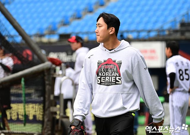 26일 오후 서울 송파구 잠실야구장에서 열리는 '2025 신한 SOL Bank KBO 한국시리즈' 한화 이글스와 LG 트윈스의 1차전 경기에 앞서 LG 손주영이 훈련에 나서고 있다. 엑스포츠뉴스DB