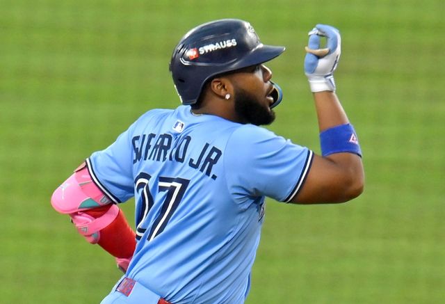 29일(한국시간) 미국 메이저리그(MLB) 포스트시즌 토론토 블루제이스와 LA 다저스의 월드시리즈(WS) 4차전, 3회초 1사 1루 토론토 블라디미르 게레로 주니어가 투런 홈런을 친 뒤 그라운드를 돌고 있다. UPI 연합뉴스