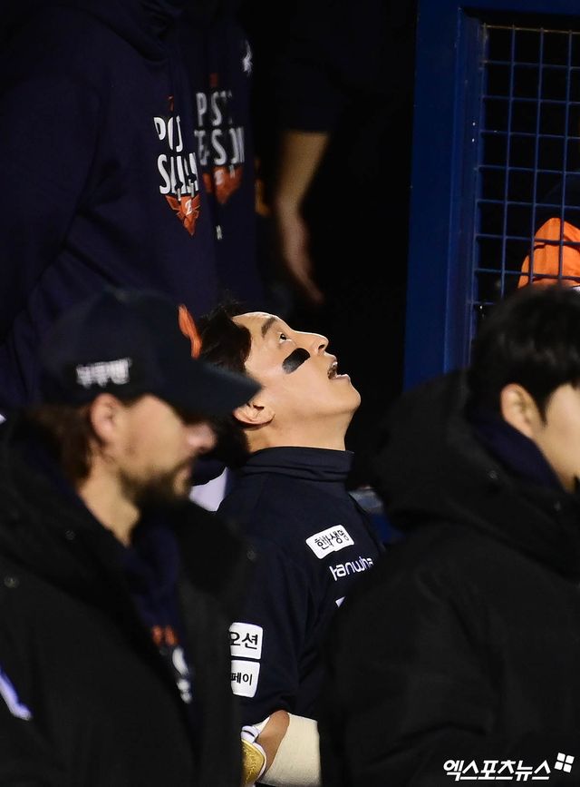 27일 오후 서울 송파구 잠실야구장에서 열린 '2025 신한 SOL Bank KBO 한국시리즈' 한화 이글스와 LG 트윈스의 2차전 경기, 8회초 1사 한화 손아섭이 외야 플라이로 물러난 뒤 더그아웃서 아쉬워하고 있다. 엑스포츠뉴스 DB