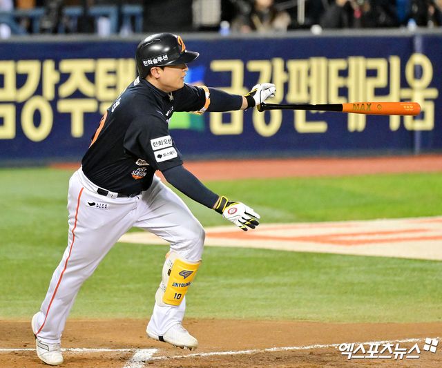 27일 오후 서울 송파구 잠실야구장에서 열린 '2025 신한 SOL Bank KBO 한국시리즈' 한화 이글스와 LG 트윈스의 2차전 경기, 6회초 한화 이진영이 타격을 하고 있다. 결과는 중견수 플라이 아웃. 엑스포츠뉴스 DB