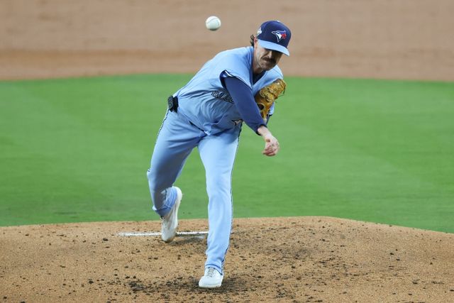 29일(한국시간) 미국 메이저리그(MLB) 포스트시즌 토론토 블루제이스와 LA 다저스의 월드시리즈(WS) 4차전, 토론토 선발 셰인 비버가 공을 힘차게 던지고 있다. Imgan Images 연합뉴스