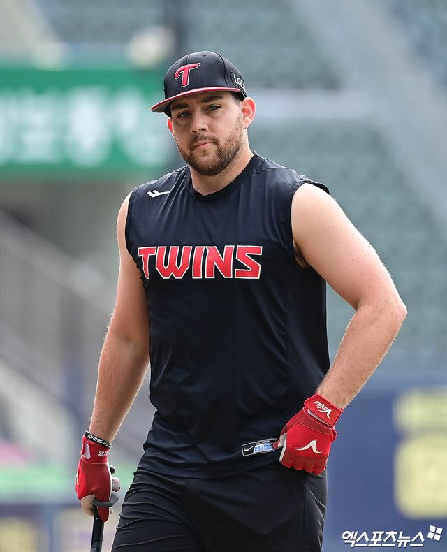 26일 오후 서울 송파구 잠실야구장에서 열리는 '2025 신한 SOL Bank KBO 한국시리즈' 한화 이글스와 LG 트윈스의 1차전 경기에 앞서 LG 오스틴이 타격 훈련을 하고 있다. 엑스포츠뉴스 DB