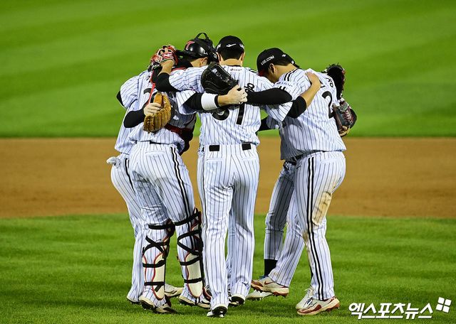 27일 오후 서울 송파구 잠실야구장에서 열린 '2025 신한 SOL Bank KBO 한국시리즈' 한화 이글스와 LG 트윈스의 2차전 경기, LG가 문보경의 5타수 4안타 5타점, 박동원의 3타수 2안타 4타점 맹활약을 앞세워 한화에게 13:5의 스코어로 승리하며 우승 확률 90.5%를 잡았다. 경기 종료 후 LG 선수단이 승리의 기쁨을 나누고 있다. 엑스포츠뉴스DB