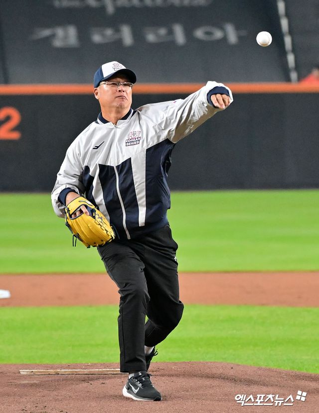 29일 대전 한화생명 볼파크에서 열린 2025 신한 SOL Bank KBO리그 포스트시즌 LG 트윈스와 한화 이글스의 한국시리즈 3차전, 1999년 한화 이글스 우승 확정 당시 배터리 구대성, 조경택이 각각 시구와 시포자로 나섰다. 구대성은 1999년 한국시리즈 5경기에 모두 등판해 MVP를 차지한 바 있다. 대전, 김한준 기자