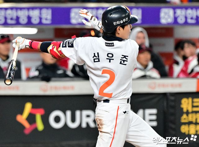 29일 오후 대전 한화생명 볼파크에서 열린 '2025 신한 SOL Bank KBO 한국시리즈' LG 트윈스와 한화 이글스의 3차전 경기, 8회말 2사 만루 한화 심우준이 2타점 2루타를 날리고 있다. 대전, 김한준 기자