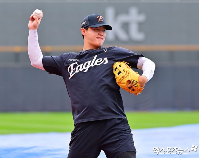 3일 오후 수원KT위즈파크에서 열리는 '2025 신한 SOL Bank KBO리그' 한화 이글스와 KT 위즈의 경기, 한화 이진영이 캐치볼을 하고 있다. 엑스포츠뉴스 DB