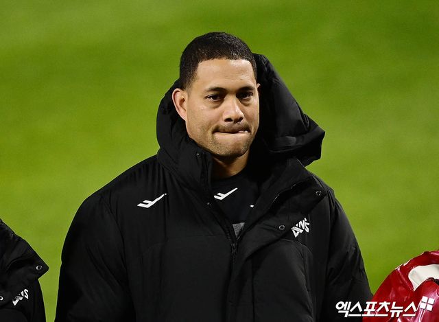 27일 오후 서울 송파구 잠실야구장에서 열리는 '2025 신한 SOL Bank KBO 한국시리즈' 한화 이글스와 LG 트윈스의 2차전 경기에 앞서 LG 치리노스가 동료들과 경기 준비를 하고 있다. 엑스포츠뉴스 DB