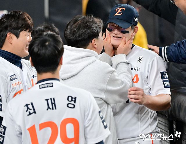 29일 오후 대전 한화생명 볼파크에서 열린 '2025 신한 SOL Bank KBO 한국시리즈' LG 트윈스와 한화 이글스의 3차전 경기, 한화가 8회에만 6점을 뽑아내며 LG에 7:3으로 역전승을 거뒀다. 이날 경기에서 승리한 한화 김서현이 축하를 받고 있다. 대전, 김한준 기자