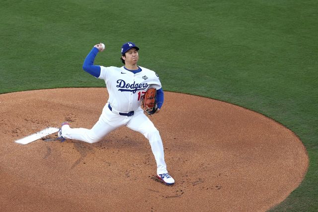 29일(한국시간) 미국 메이저리그(MLB) 포스트시즌 토론토 블루제이스와 LA 다저스의 월드시리즈(WS) 4차전, 다저스 선발 오타니 쇼헤이가 공을 힘차게 던지고 있다. AFP 연합뉴스