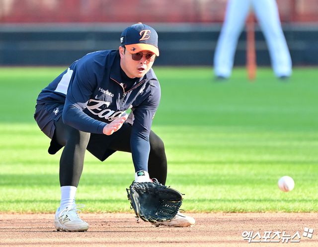 29일 오후 대전 한화생명 볼파크에서 열리는 '2025 신한 SOL Bank KBO 한국시리즈' LG 트윈스와 한화 이글스의 3차전 경기, 한화 이도윤이 수비 훈련에 임하고 있다. 대전, 김한준 기자