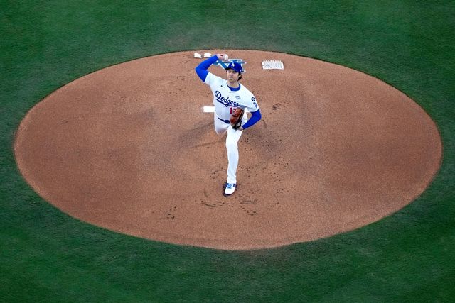 LA 다저스 오타니 쇼헤이가 9일(한국시간) 미국 캘리포니아주 로스앤젤레스의 다저스타디움에서 열린 2025 미국 메이저리그(MLB) 포스트시즌 토론토 블루제이스와의 월드시리즈(WS) 4차전에 선발 등판해 6이닝 6피안타(1피홈런) 1볼넷 6탈삼진 4실점으로 패전투수가 됐다. AP 연합뉴스