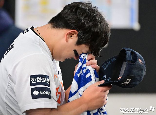 29일 오후 대전 한화생명 볼파크에서 열린 '2025 신한 SOL Bank KBO 한국시리즈' LG 트윈스와 한화 이글스의 3차전 경기, 한화가 8회에만 6점을 뽑아내며 LG에 7:3으로 역전승을 거뒀다. 이날 경기에서 승리한 한화 김서현이 눈물을 흘리고 있다. 대전, 김한준 기자