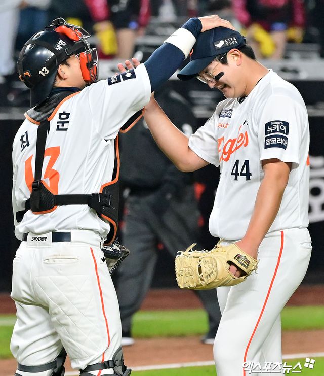  29일 오후 대전 한화생명 볼파크에서 열린 '2025 신한 SOL Bank KBO 한국시리즈' LG 트윈스와 한화 이글스의 3차전 경기, 한화가 8회에만 6점을 뽑아내며 LG에 7:3으로 역전승을 거뒀다. 이날 경기에서 승리한 한화 선수들이 기뻐하고 있다. 대전, 김한준 기자