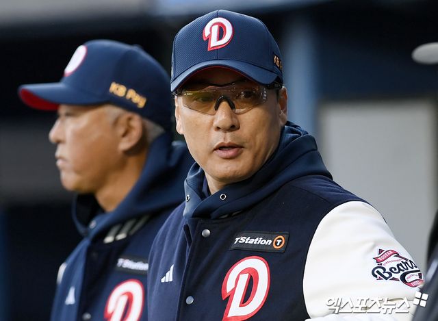 28일 오후 서울 송파구 잠실야구장에서 열린 '2025 신한 SOL Bank KBO리그' 삼성 라이온즈와 두산 베어스의 경기, 강승호의 2타점 적시타에 힘입어 2:0 홈 개막에서 승리를 거뒀다. 두산 이승엽 감독이 경기를 준비하고 있다. 엑스포츠뉴스 DB