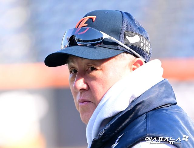 29일 오후 대전 한화생명 볼파크에서 열리는 '2025 신한 SOL Bank KBO 한국시리즈' LG 트윈스와 한화 이글스의 3차전 경기, 한화 김경문 감독이 선수들의 훈련을 지켜보고 있다. 대전, 김한준 기자