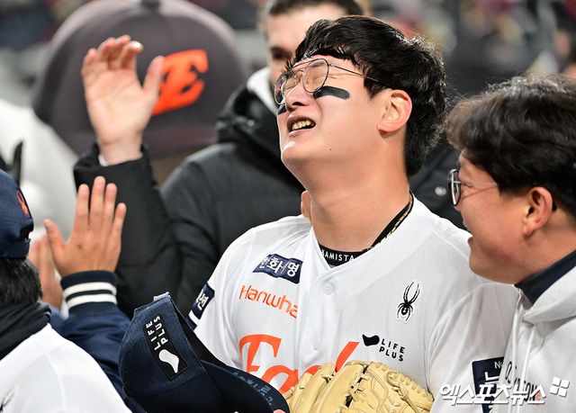 29일 오후 대전 한화생명 볼파크에서 열린 '2025 신한 SOL Bank KBO 한국시리즈' LG 트윈스와 한화 이글스의 3차전 경기, 한화가 8회에만 6점을 뽑아내며 LG에 7:3으로 역전승을 거뒀다. 이날 경기에서 승리한 한화 김서현이 기뻐하고 있다. 대전, 김한준 기자
