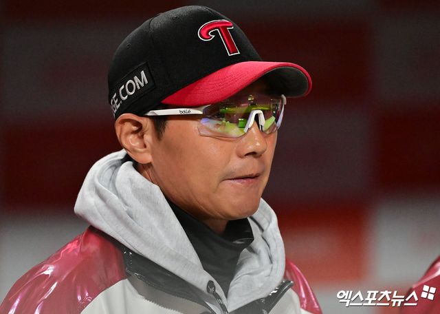 29일 오후 대전 한화생명 볼파크에서 열린 '2025 신한 SOL Bank KBO 한국시리즈' LG 트윈스와 한화 이글스의 3차전 경기, LG 염경엽 감독이 생각에 잠겨 있다. 대전, 김한준 기자