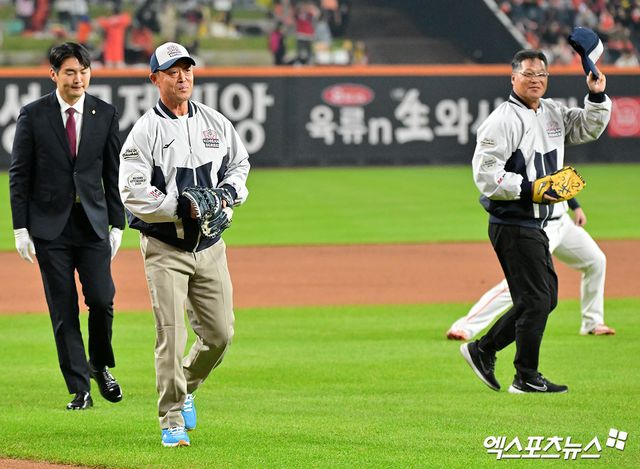 29일 대전 한화생명 볼파크에서 열린 2025 신한 SOL Bank KBO리그 포스트시즌 LG 트윈스와 한화 이글스의 한국시리즈 3차전, 1999년 한화 이글스 우승 확정 당시 배터리 구대성, 조경택이 각각 시구와 시포자로 나섰다. 구대성은 1999년 한국시리즈 5경기에 모두 등판해 MVP를 차지한 바 있다. 대전, 김한준 기자