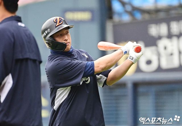 26일 오후 서울 송파구 잠실야구장에서 열리는 '2025 신한 SOL Bank KBO 한국시리즈' 한화 이글스와 LG 트윈스의 1차전 경기에 앞서 한화 손아섭이 타격 훈련을 하고 있다. 엑스포츠뉴스 DB