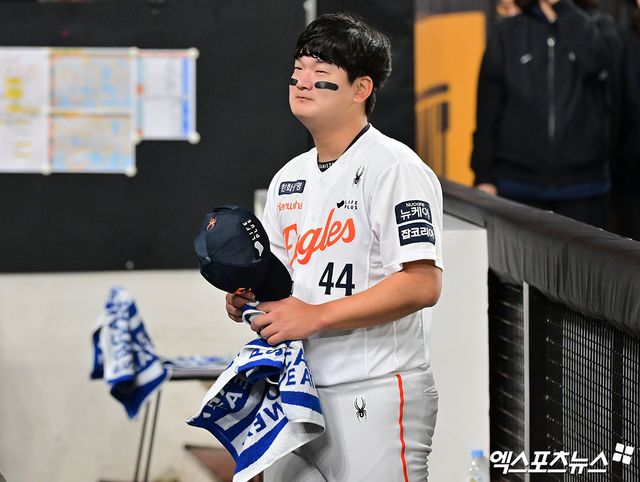 29일 오후 대전 한화생명 볼파크에서 열린 '2025 신한 SOL Bank KBO 한국시리즈' LG 트윈스와 한화 이글스의 3차전 경기, 한화가 8회에만 6점을 뽑아내며 LG에 7:3으로 역전승을 거뒀다. 이날 경기에서 승리한 한화 김서현이 팬들에게 인사를 하고 있다. 대전, 김한준 기자