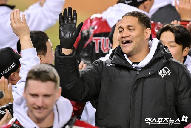 27일 오후 서울 송파구 잠실야구장에서 열린 '2025 신한 SOL Bank KBO 한국시리즈' 한화 이글스와 LG 트윈스의 2차전 경기, LG가 문보경의 5타수 4안타 5타점, 박동원의 3타수 2안타 4타점 맹활약을 앞세워 한화에게 13:5의 스코어로 승리하며 우승 확률 90.5%를 잡았다. 이날 경기에서 승리한 LG 치리노스가 기뻐하고 있다. 엑스포츠뉴스 DB