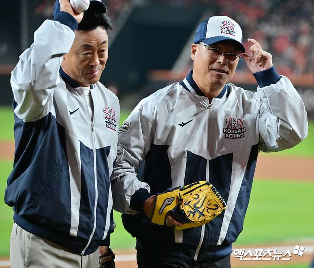 29일 대전 한화생명 볼파크에서 열린 2025 신한 SOL Bank KBO리그 포스트시즌 LG 트윈스와 한화 이글스의 한국시리즈 3차전, 1999년 한화 이글스 우승 확정 당시 배터리 구대성, 조경택이 각각 시구와 시포자로 나섰다. 구대성은 1999년 한국시리즈 5경기에 모두 등판해 MVP를 차지한 바 있다. 대전, 김한준 기자