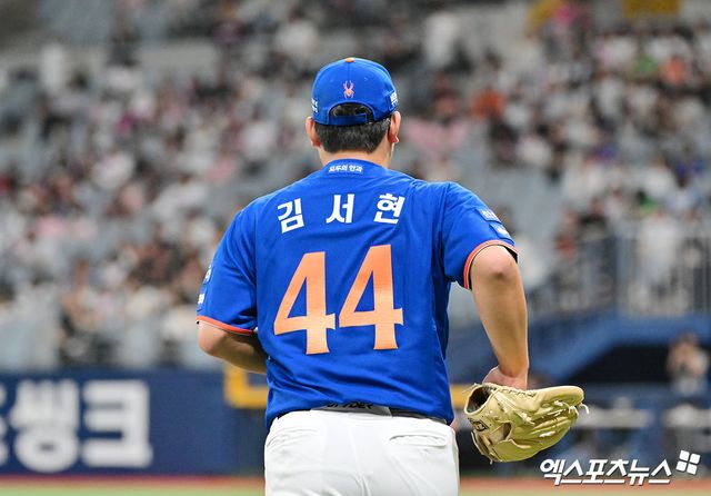 한화 이글스 김경문 감독이 지난 1일 인천 SSG 랜더스와의 원정 경기에서 끝내기 홈런 포함 9회 2사 이후 4점을 내줘 한화의 정규시즌 우승 놓치기 중심에 선 마무리 김서현에게 격려의 말을 전했다. 아울러 김서현에게 너무 험한 말들을 쏟아내는 팬들에게도 응원을 부탁했다. 엑스포츠뉴스DB