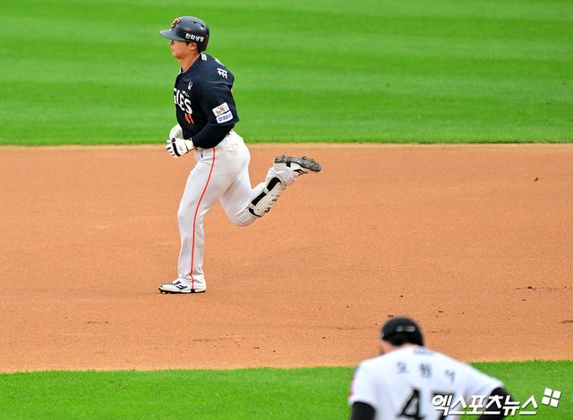 3일 오후 수원KT위즈파크에서 열린 '2025 신한 SOL Bank KBO리그' 한화 이글스와 KT 위즈의 경기, 1회초 무사 2,3루 한화 최인호가 스리런 홈런을 날린 후 그라운드를 돌고 있다. 수원, 김한준 기자