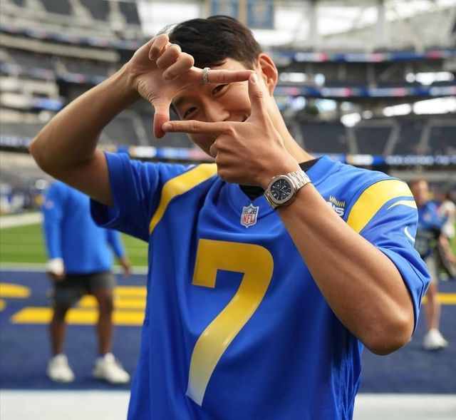 손흥민이 3일 미국프로풋볼(NFL) LA 램스 유니폼을 입은 뒤 '찰칵 세리머니'를 하고 있다. 손흥민 SNS