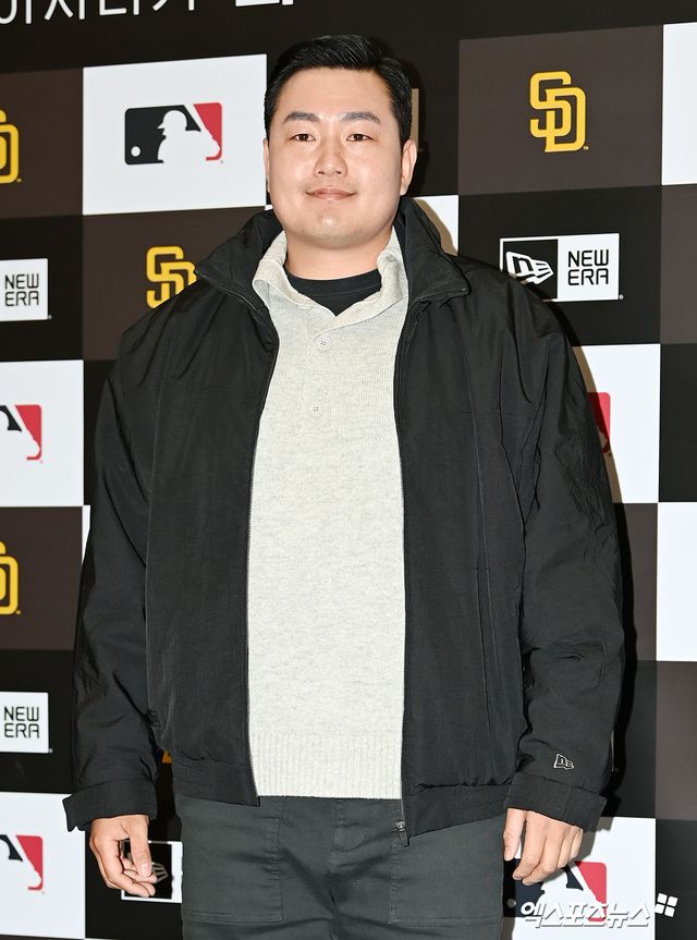 미국 메이저리그(MLB)에서 선수 생활을 했던 최지만이 무릎 부상으로 입대 3개월 만에 전역했다. 지난 5월 15일 사회복무요원으로 입대했으나 최근 무릎 통증으로 정밀 검사를 받았다. 이후 의료진 소견에 따라 병무청 재검 절차를 진행한 결과 5급 전시근로역 판정을 받으면서 2025년 8월 26일 전역했다. 엑스포츠뉴스 DB