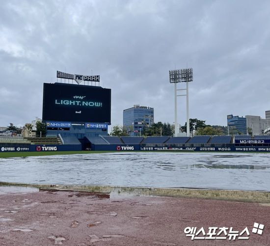 3일 NC 다이노스와 SSG 랜더스 간의 시즌 최종전이 펼쳐질 예정이었던 창원NC파크, 이른 새벽부터 내린 비로 인해 외야 워닝트랙엔 물웅덩이가 생겼고 내야엔 대형 방수포가 덮여있다. 엑스포츠뉴스 창원, 김유민 기자