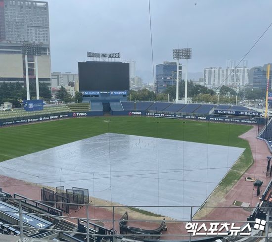 3일 NC 다이노스와 SSG 랜더스 간의 시즌 최종전이 펼쳐질 예정이었던 창원NC파크, 이른 새벽부터 내린 비로 인해 외야 워닝트랙엔 물웅덩이가 생겼고 내야엔 대형 방수포가 덮여있다. 엑스포츠뉴스 창원, 김유민 기자