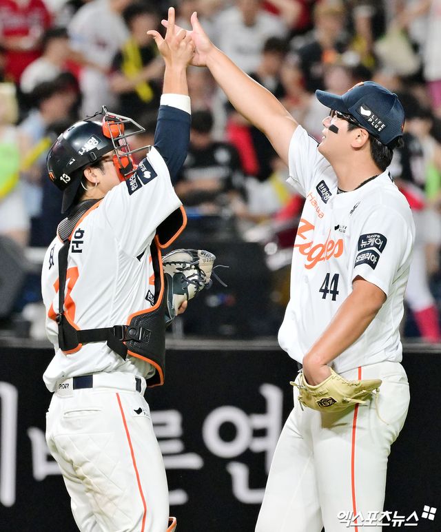 한화 이글스 김경문 감독이 지난 1일 인천 SSG 랜더스와의 원정 경기에서 끝내기 홈런 포함 9회 2사 이후 4점을 내줘 한화의 정규시즌 우승 놓치기 중심에 선 마무리 김서현에게 격려의 말을 전했다. 아울러 김서현에게 너무 험한 말들을 쏟아내는 팬들에게도 응원을 부탁했다. 엑스포츠뉴스DB