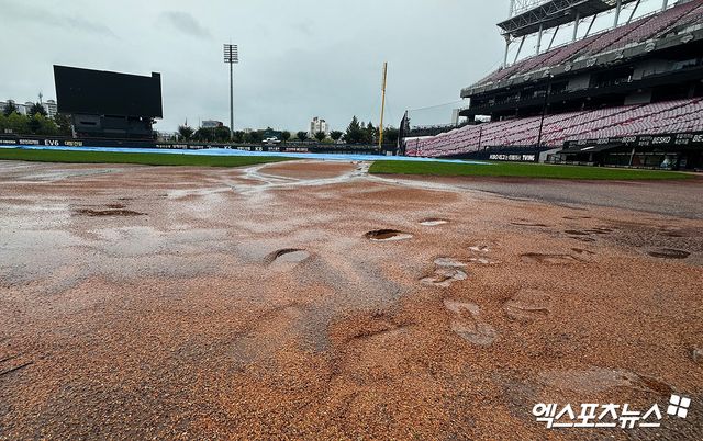 3일 오후 광주-KIA챔피언스필드에서 열릴 예정이었던 2025 신한 SOL Bank KBO리그 삼성 라이온즈와 KIA 타이거즈의 정규시즌 팀 간 16차전이 우천으로 취소됐다. 두 팀의 경기는 4일 재편성됐다. 포스트시즌 일정이 하루씩 밀리면서 와일드카드 결정전 1차전은 6일 진행된다. 엑스포츠뉴스 DB