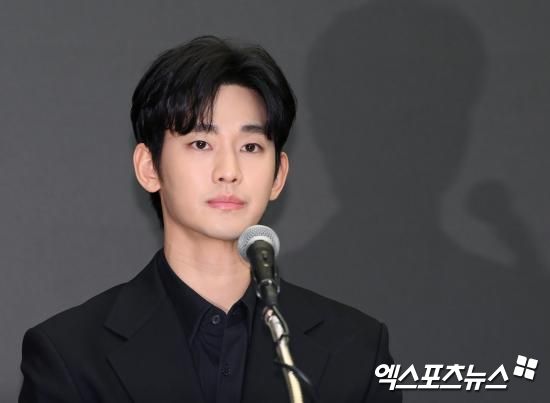 배우 김수현.