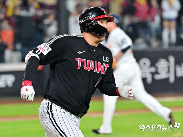 30일 오후 대전 한화생명 볼파크에서 열린 '2025 신한 SOL Bank KBO 한국시리즈' LG 트윈스와 한화 이글스의 4차전 경기, 9회초 2사 1루 LG 문보경이 2루타를 날리고 있다. 대전, 김한준 기자