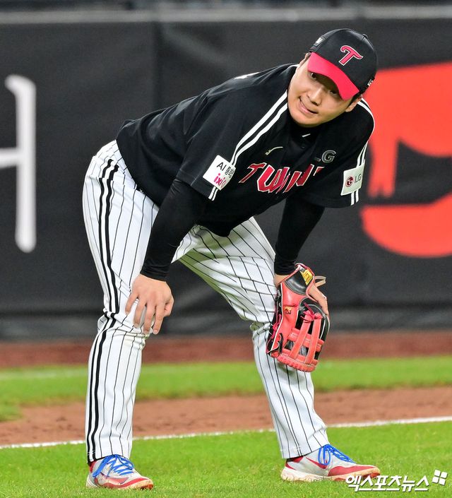 30일 오후 대전 한화생명 볼파크에서 열린 '2025 신한 SOL Bank KBO 한국시리즈' LG 트윈스와 한화 이글스의 4차전 경기, 7회말 1사 1루 LG 문보경이 한화 손아섭의 내야땅볼때 송구실책을 하고 있다. 대전, 김한준 기자