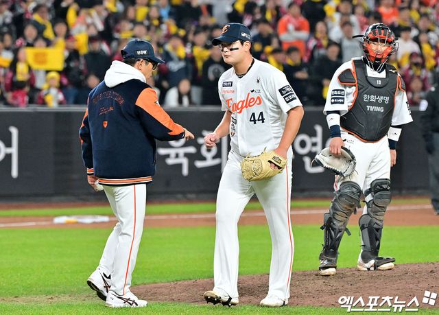 30일 오후 대전 한화생명 볼파크에서 열린 '2025 신한 SOL Bank KBO 한국시리즈' LG 트윈스와 한화 이글스의 4차전 경기, 9회초 1사 1루 한화 김서현이 마운드를 내려오고 있다. 대전, 김한준 기자