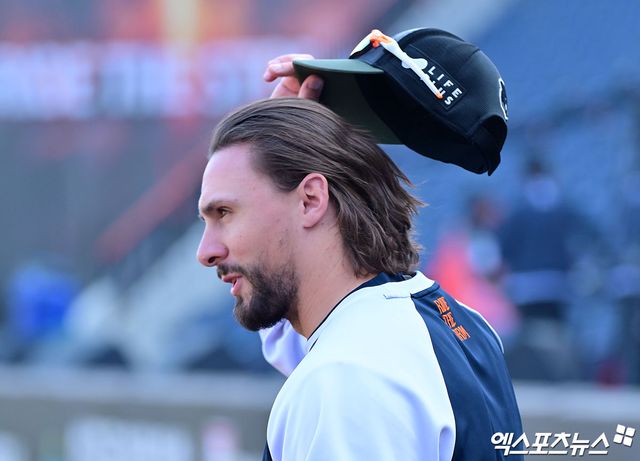 29일 오후 대전 한화생명 볼파크에서 열리는 '2025 신한 SOL Bank KBO 한국시리즈' LG 트윈스와 한화 이글스의 3차전 경기, 한화 와이스가 훈련을 위해 그라운드로 나가고 있다. 대전, 김한준 기자