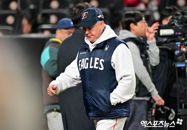 30일 오후 대전 한화생명 볼파크에서 열린 '2025 신한 SOL Bank KBO 한국시리즈' LG 트윈스와 한화 이글스의 4차전 경기, 9회에만 6점을 뽑아낸 LG가 한화에 7:4 역전승을 거두며 통합우승에 단 1승만을 남겨뒀다. 한화 김경문 감독이 인터뷰를 마친 후 경기장을 빠져나가고 있다. 대전, 김한준 기자