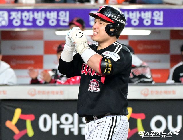 30일 오후 대전 한화생명 볼파크에서 열린 '2025 신한 SOL Bank KBO 한국시리즈' LG 트윈스와 한화 이글스의 4차전 경기, 9회초 무사 1루 LG 박동원이 투런 홈런을 날린 후 기뻐하고 있다. 대전, 김한준 기자