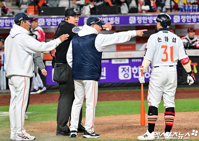  29일 오후 대전 한화생명 볼파크에서 열린 '2025 신한 SOL Bank KBO 한국시리즈' LG 트윈스와 한화 이글스의 3차전 경기, 2회말 한화 김경문 감독이 LG 오지환의 수비에 대해 어필하고 있다. 대전, 김한준 기자